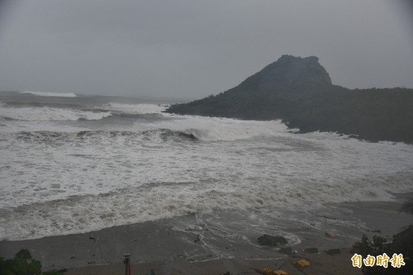 恐怖強颱「山竹」雖未登陸台灣，但強大威力從鵝鑾鼻南方海域經過，掀起恆春半島巨浪風雨。（記者蔡宗憲攝）