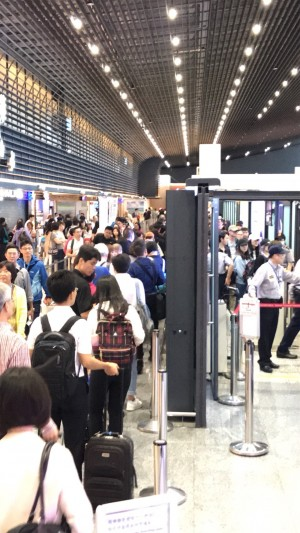 桃機又傳出疑似電腦當機,許多遊客被卡在通關處。(讀者提供)