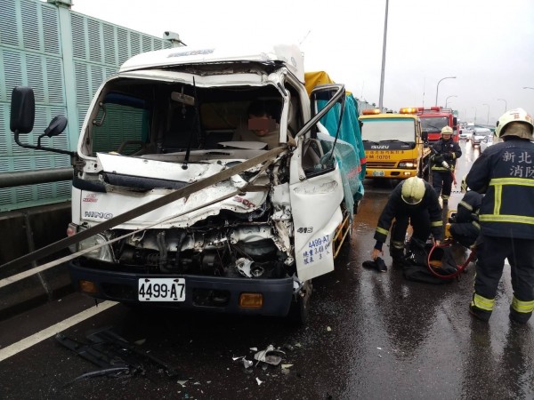 小貨車駕駛夾困車內動彈不得。（記者王宣晴翻攝）  