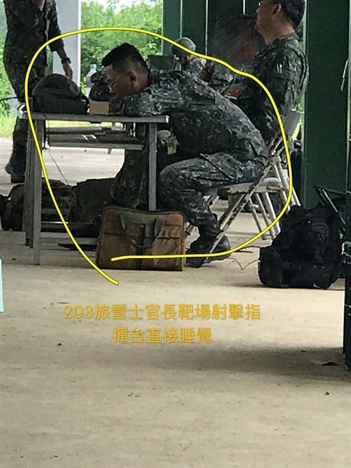 網友PO網爆料，指控陸軍203旅士官長在靶場睡覺。（圖擷取自靠北長官2.0臉書）