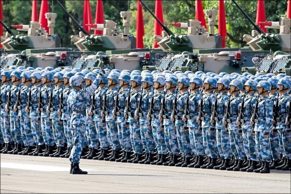 中國國防部不滿受美國制裁，預告中國軍隊「保留進一步採取反制措施」。（彭博）