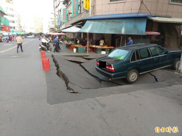 高雄市鹽埕區大仁路新興街路口，今上午驚傳地基塌陷龜裂。（記者黃建華攝）