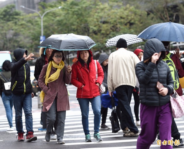 明天受鋒面過境影響,北部、東半部及中南部平地地區仍會有局部短暫雨情況。(資料照)