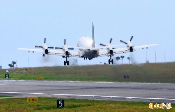 P-3C自空軍花蓮基地起飛,準備執行戰備偵巡任務。(記者游太郎攝)