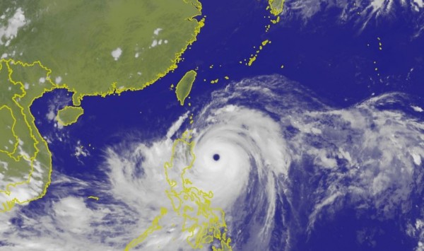 強颱山竹持續逼近,氣象局今(14日)下午5點30分持續發布海上颱風警報。(圖擷取自中央氣象局)