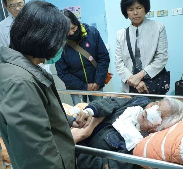 101岁史明先生跌倒,总统蔡英文前往探视。(图撷取自蔡英文脸书)