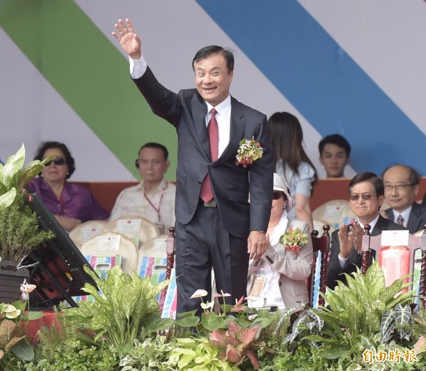 立法院長蘇嘉全揮手致意。(記者黃耀徵攝)