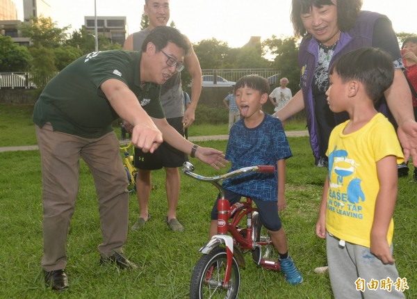 民進黨台北市長候選人姚文智1日出席Summer夢想親子音樂，與小朋友互動，並闡述自己的兒童政策。（記者張嘉明攝）