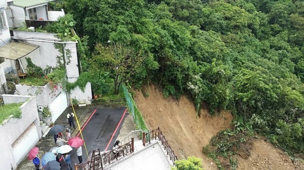 汐止發生山坡坍方，社區下方土石坍落，面積約4個籃球場大。（民眾提供）