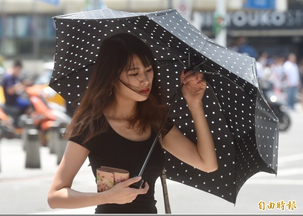 中央氣象局指出,13日各地高溫炎熱,中午大台北地區高溫已達36度,有37度高溫出現的機率。(記者簡榮豐攝)
