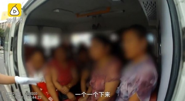 中國湖北一輛救護車,開在路上時被執勤中的交通警察發現「車裡頭人頭怎麼這麼多」,遂將這輛救護車攔下檢查,一清查才發現司機竟將原本6人座的救護車硬是塞了19人進去。(圖擷取自《梨視頻》)