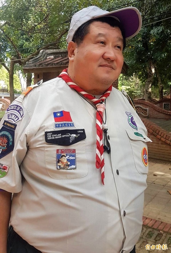 嘉義市退休巡佐辛懷陸,一副圓滾滾熊貓般的身材,有如《天外奇蹟》卡通人物小羅(Russell)真人版,童軍制服上還別有小羅布徽。(記者丁偉杰攝)