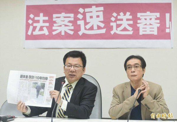 民進黨立委李俊俋(左)等人舉行「年金改革,法案速送審」記者會。(記者廖振輝攝)