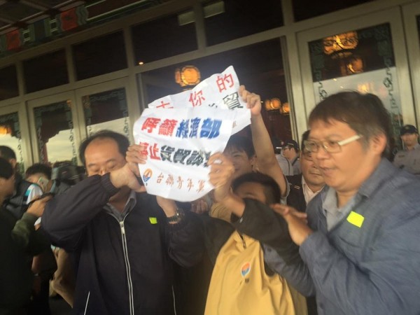 台聯青年軍一度闖入圓山飯片,但被警方架離。(圖擷自「台聯青年軍」臉書)