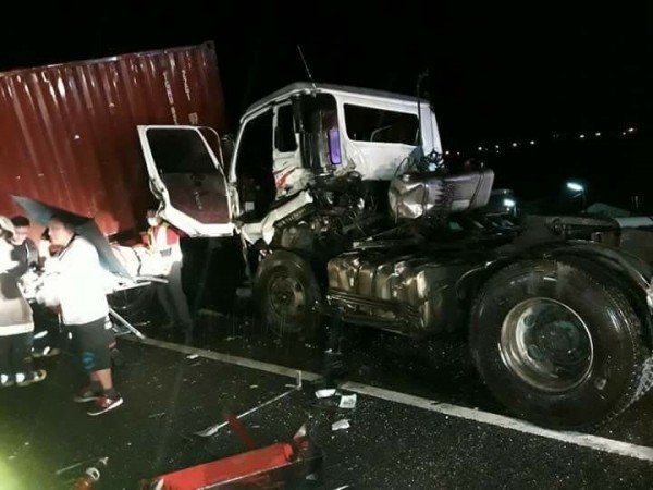 國道3號發生客運追撞貨櫃車事故,造成1死、30人輕重傷,貨櫃車面目全非。(記者謝介裕翻攝)