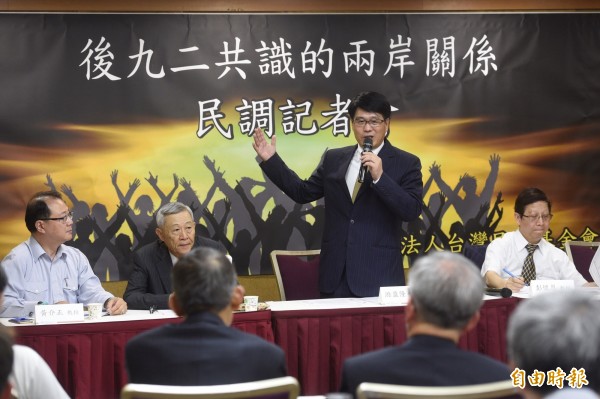 東吳大學政治系兼任教授游盈隆(右二)主持「總統聲望、統獨傾向與後九二共識的兩岸關係」民調記者會,公布多項前後任政府相對數據。(記者叢昌瑾攝)