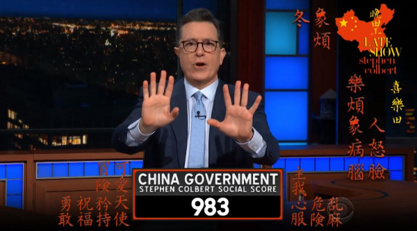 該節目模擬中國當局訂出的獎懲機制，荷柏的分數隨著發言迅速下降。（圖擷取自YouTube）