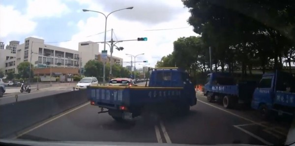 因前方小客車緊急煞車，導致發財車駕駛演出「神飄移」，令網友直呼「不用去秋名山就看得到」。（圖擷取自新竹爆料公社）