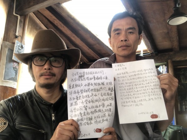 事件發生後不斷聲援她的中國異議藝術家華湧（左），以及董女父親董建彪（右）也在13日深夜被當局抓走。（圖擷取自推特）