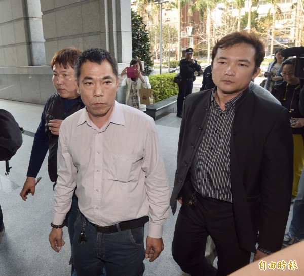 友力通運公司因遭交通部撤銷營業執照,導致司機無法出車,所屬司機17日下午前往交通部抗議,隨後派出代表進入交通部與相關單位陳情。(記者黃耀徵攝)