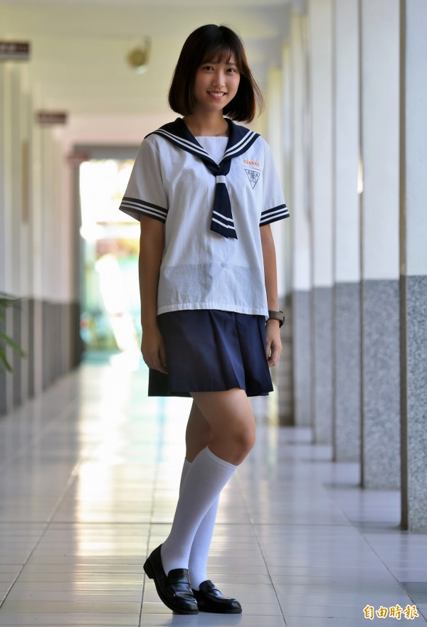 儀隊旗手呂培郁覺得穿上這身水手服,顯出青春洋溢。(記者黃明堂攝)