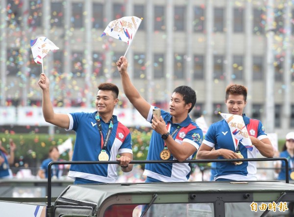 2018亞洲運動會選手代表團領軍的花車遊行嘉年華。(記者劉信德攝)
