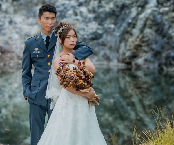 新娘擺冷酷表情,是想呈現「軍眷默默在背後守護家庭的堅毅」。(圖翻攝自青年日報臉書粉專)