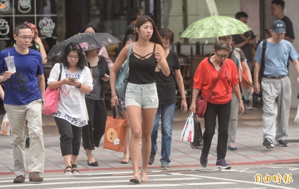今天持續在東南風吹拂下,白天依舊舒適溫暖,各地高溫普遍在25、26度以上,大台北及南部可達28、29度。(資料照)