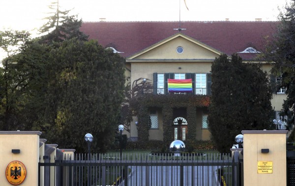 位於安卡拉的德國大使館，在建築外掛上彩虹旗，表達對LGBT的支持。（法新社）