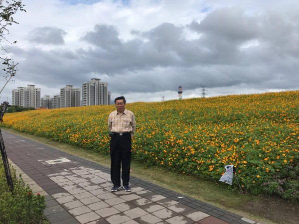 也有人質疑,誰幫柯P拍照。(圖擷取自柯文哲臉書)