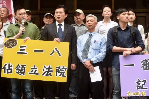 台北地院日前宣判,太陽花學運「318攻占立法院」案22人無罪,被起訴的時代力量立委黃國昌(前排左二)、學運領袖林飛帆(前排左)、陳為廷(前排右)、自由台灣黨主席蔡丁貴、導演李惠仁等宣判後在地院外召開記者會。(資料照,記者簡榮豐攝)