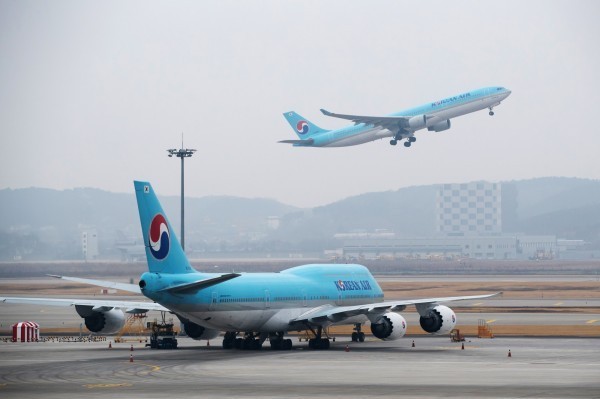 一名男子日前搭乘大韓航空,疑似因飛行途中向空姐索取酒精飲料遭拒,竟失控打破機艙窗戶。大韓航空客機示意圖 。(彭博)