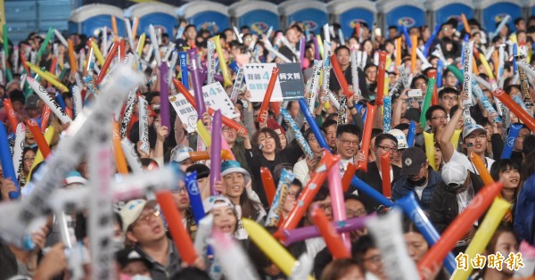 柯文哲选前之夜涌入大批支持者。(记者方宾照摄)