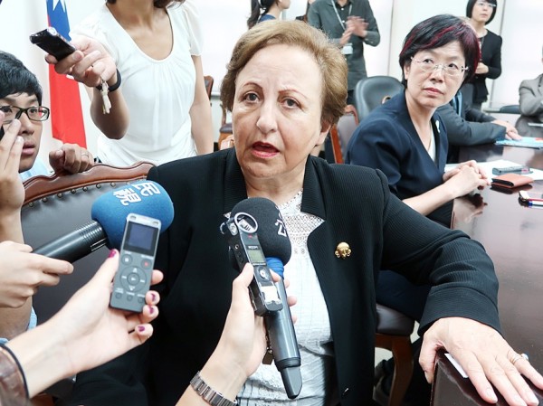 Iranian Nobel Peace Prize winner Shirin Ebadi talks to reporters during a meeting with lawmakers and human rights advocates yesterday at the Legislative Yuan in Taipei.
Photo: Lu Yi-hsuan, Taipei Times Iranian Nobel Peace Prize winner Shirin Ebadi talks to reporters during a meeting with lawmakers and human rights advocates yesterday at the Legislative Yuan in Taipei.
Photo: Lu Yi-hsuan, Taipei Times