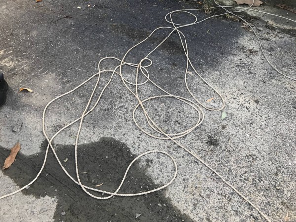 有重機車友在台南龍湖宮旁馬路上遭到橫掛的繩索「絞喉」,差點釀成大禍。(圖擷自爆料公社)