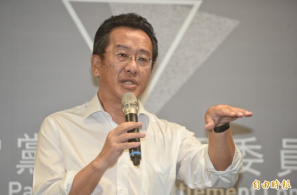 鄭運鵬表示,顧立雄(圖)儼然是國家級的黑臉,若以後遇到這種殺豬拔毛的鳥事,就請他當萬能工具人好了。(資料照,記者林正坤攝)