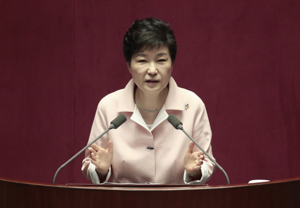 南韓前總統朴槿惠日前被彈劾下台,有外媒報導指出,據傳檢方準備了100頁以上的提問內容,多達200個以上的問題要詢問朴槿惠。(美聯社)