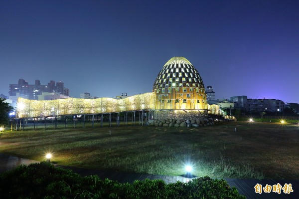 位在嘉義市區的裝置藝術「森林之歌」，越夜越美麗。（記者李惠洲攝）