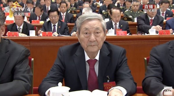 前國務院總理朱鎔基看到鏡頭在拍,直接盯著鏡頭看。(圖擷取自YouTube)