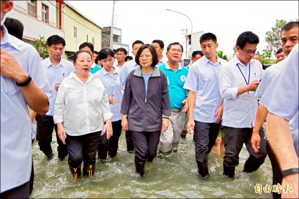 總統蔡英文關心南台灣淹水災情，昨南下嘉義布袋鎮涉水勘災。 （記者曾迺強攝）