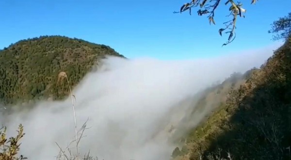 大陸冷氣團一波波來襲，玉山群峰不時出現雲瀑奇景，令人嘆為觀止。（記者謝介裕翻攝）