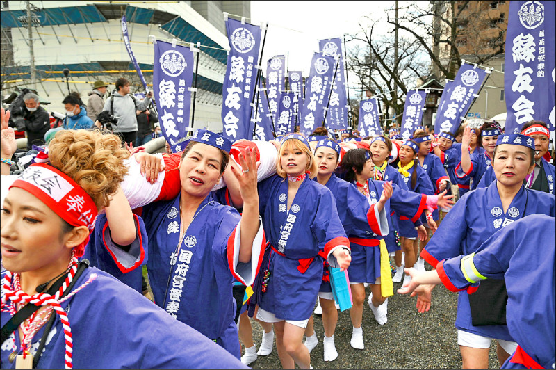 中英對照讀新聞Women take part in Japans 1 250 year old naked festival for