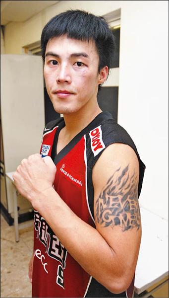 「MVP情人」高天騏再披米迪亞戰袍,左臂「Never Give Up」刺青,顯示重返SBL的決心。(記者孫傳賢攝) 「MVP情人」高天騏再披米迪亞戰袍,左臂「Never Give Up」刺青,顯示重返SBL的決心。(記者孫傳賢攝)