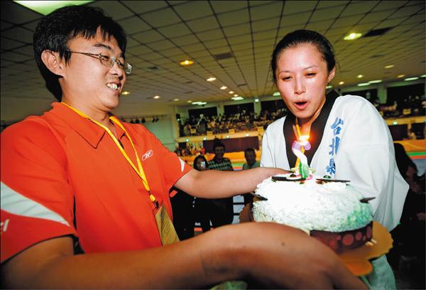 楊淑君(右)的男友劉聰達教練捧著蛋糕為她慶生。(記者林正堃攝) 楊淑君(右)的男友劉聰達教練捧著蛋糕為她慶生。(記者林正堃攝)