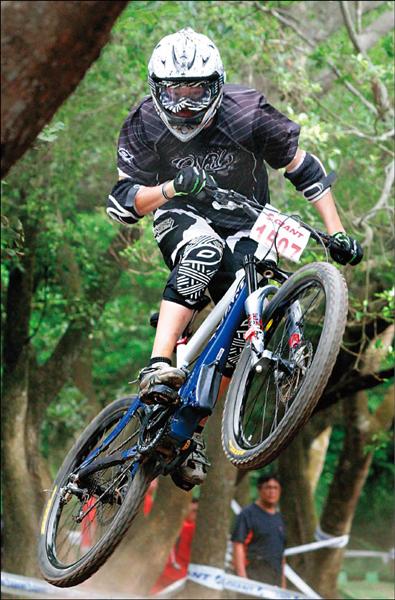 捷安特盃山道下坡賽,Azonic丹車鐵馬隊江勝山以59秒35奪冠。(記者詹朝陽攝) 捷安特盃山道下坡賽,Azonic丹車鐵馬隊江勝山以59秒35奪冠。(記者詹朝陽攝)