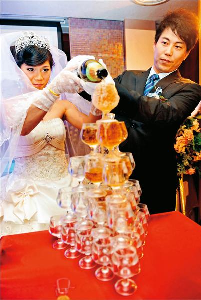 統一獅隊投手「大餅」林岳平與國腳嬌妻陳惠珊昨天補請婚宴及小孩滿月酒。(記者張忠義攝) 統一獅隊投手「大餅」林岳平與國腳嬌妻陳惠珊昨天補請婚宴及小孩滿月酒。(記者張忠義攝)