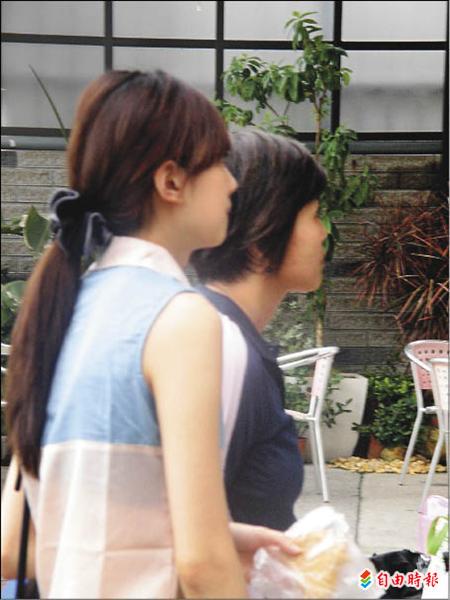 莊智淵的女友眭欣霓(左)緊盯電視,為莊智淵加油。(記者葛祐豪攝) 莊智淵的女友眭欣霓(左)緊盯電視,為莊智淵加油。(記者葛祐豪攝)