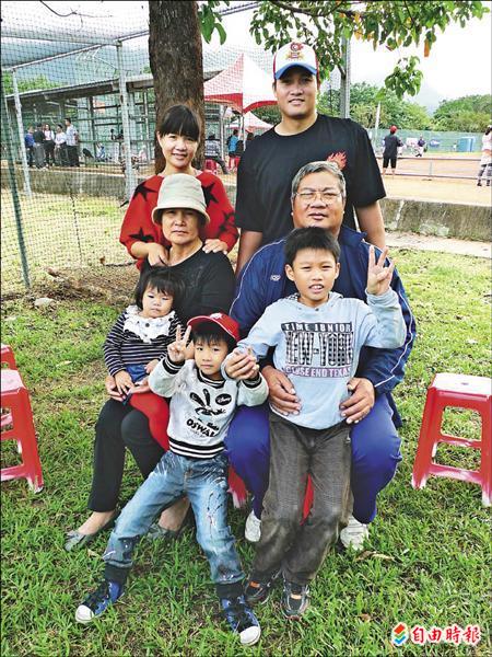 高國慶回鹿野國小擔任關懷盃場務人員,一家大小都來看球。(記者郭羿婕攝) 高國慶回鹿野國小擔任關懷盃場務人員,一家大小都來看球。(記者郭羿婕攝)