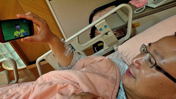 吳志揚開刀前仍用手機收看中職熱身賽轉播。(中華職棒聯盟提供) 吳志揚開刀前仍用手機收看中職熱身賽轉播。(中華職棒聯盟提供)