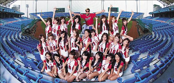 中職開幕戰明天在桃園球場登場,陣容最龐大的LamiGirls將全員亮相,她們也確定進軍藝能界,從現有陣容中挑出5位女孩量身打造歌曲出唱片。(Lamigo桃猿提供) 中職開幕戰明天在桃園球場登場,陣容最龐大的LamiGirls將全員亮相,她們也確定進軍藝能界,從現有陣容中挑出5位女孩量身打造歌曲出唱片。(Lamigo桃猿提供)